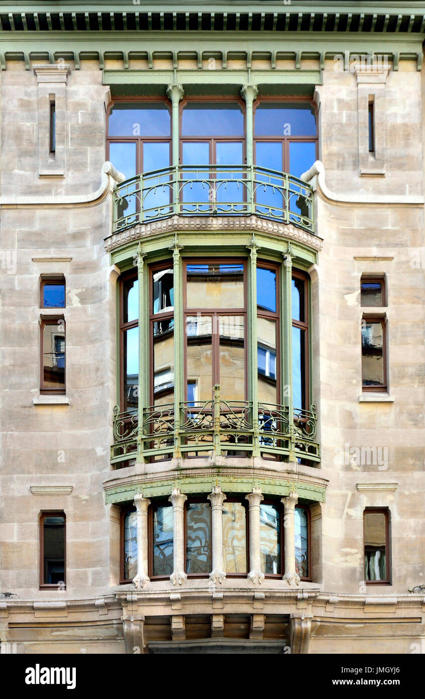 <p>Art Nouveau Architect(s): Victor Horta Date: 1883 Iron beam with expressive rivets Art glass windows Columns with organic tendrils Linear features From column to the mosaic on the floor, biomorphic whiplash</p>