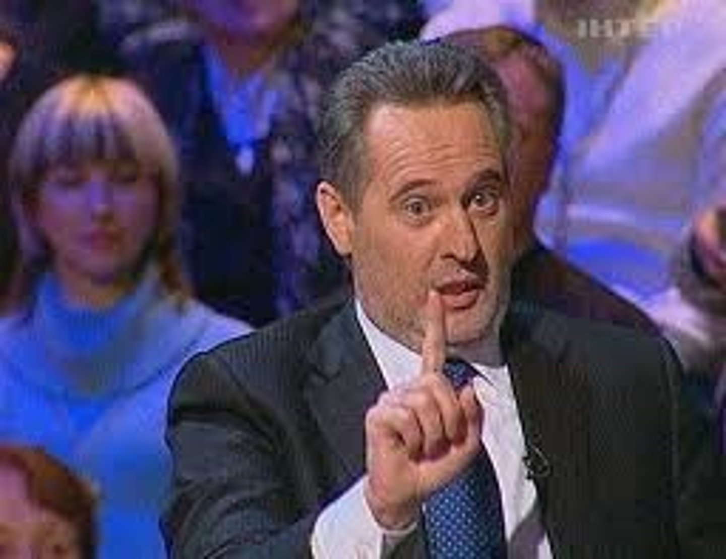 <p>chờ một lát</p>