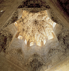 ornamentation and transition element applied in Islamic architecture. The muqarnas, which is a transition and filling element that provides a three-dimensional image, is an architectural art element that fills the inner parts of the semi-domes with its honeycomb shape