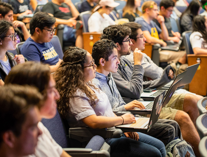 <p>Había</p><p>En mi clasa habia muchas estudiantes</p>