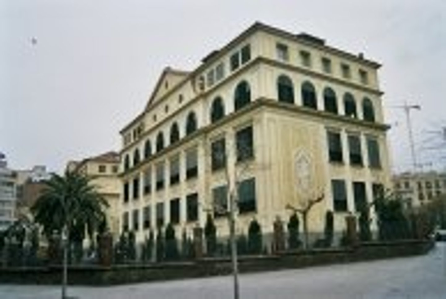 <p>school building</p>