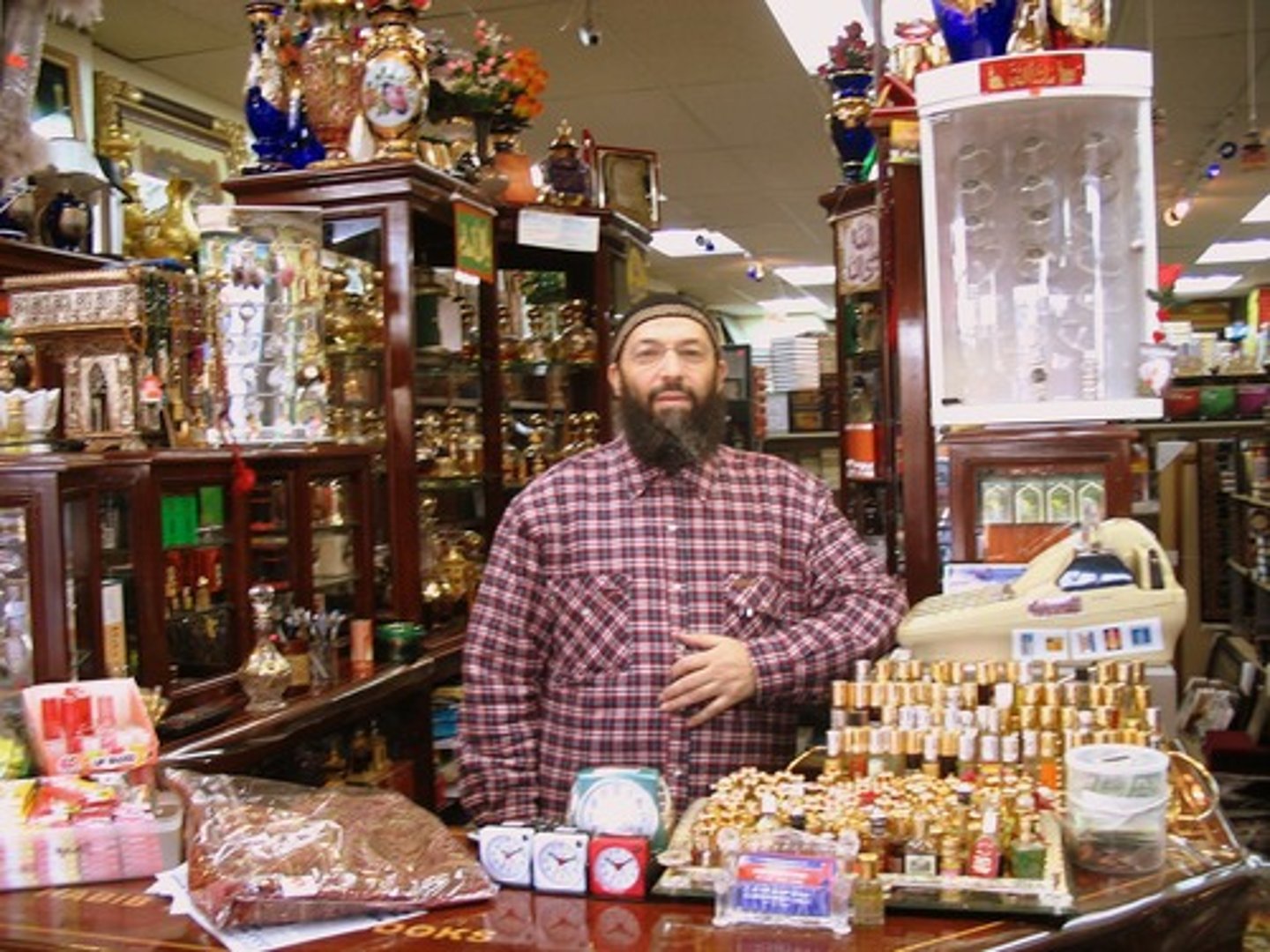 <p>(n) nhà buôn, thương gia</p>