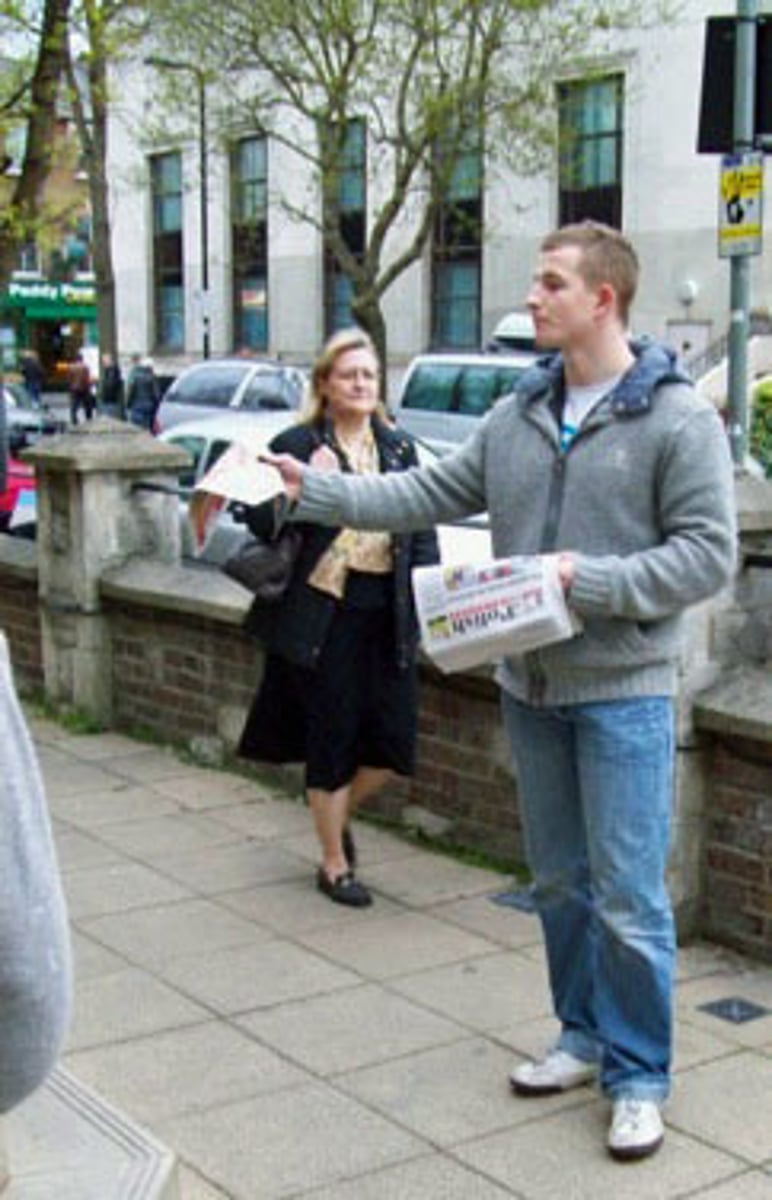 <p>Give things to people in a group (Phân phát)</p>