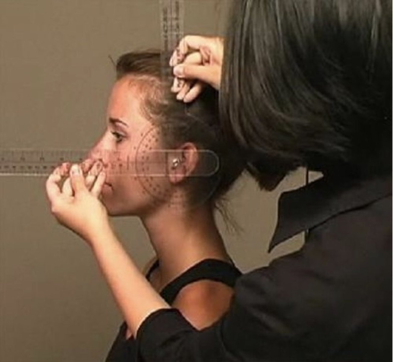 <p>fulcrum: external auditory meatus<br>proximal: perpendicular to floor<br>distal: base of nares<br><br>normal = 45</p>