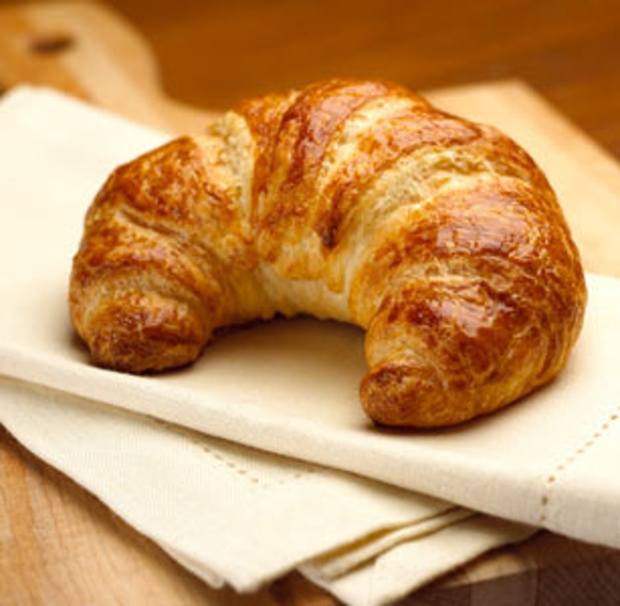 <p>croissant / flaky bread pastry</p>