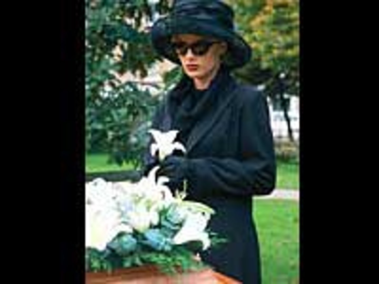 <p>Son époux(épouse) est mort(e).</p>
