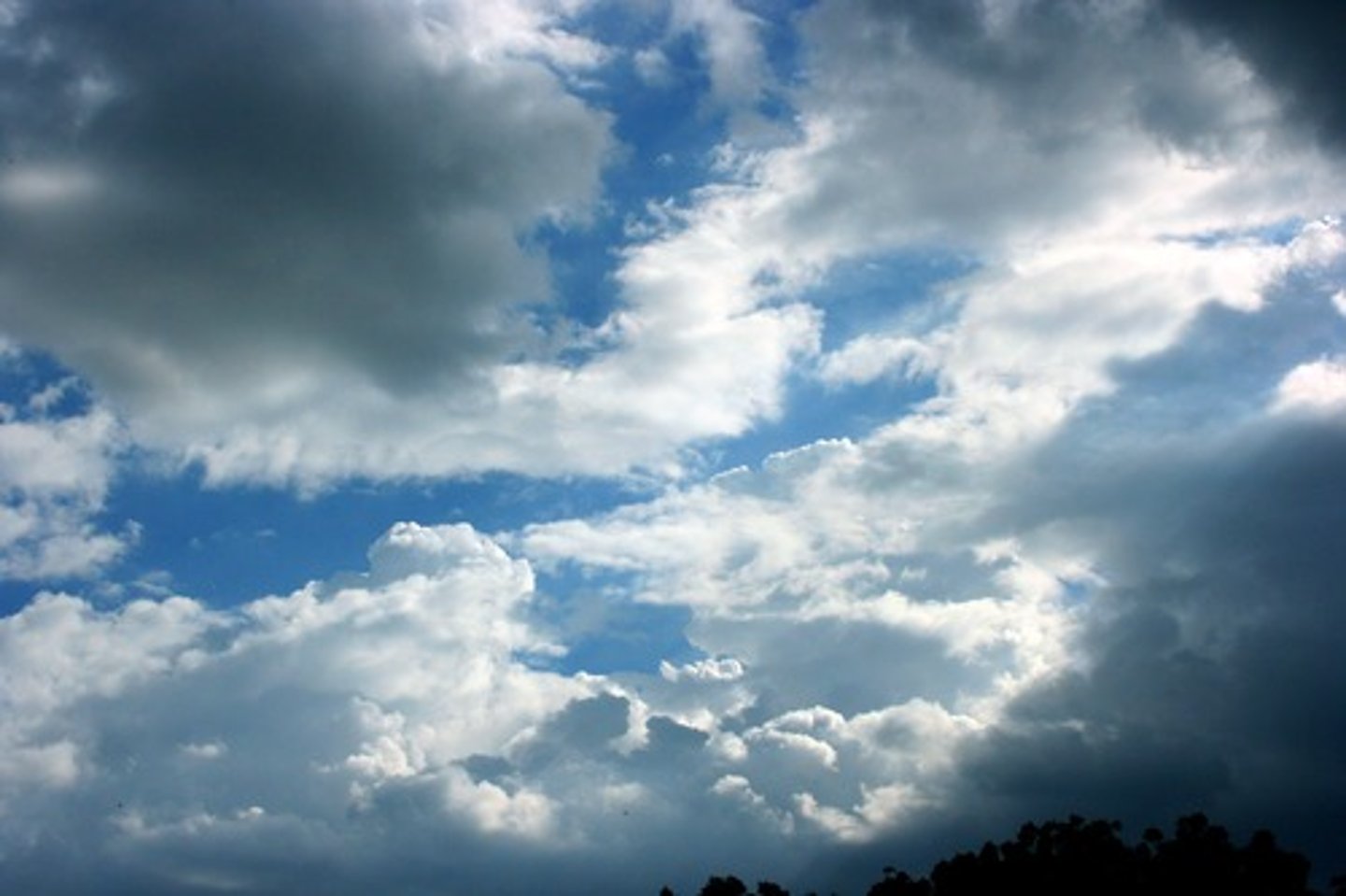 <p>It is cloudy.</p>