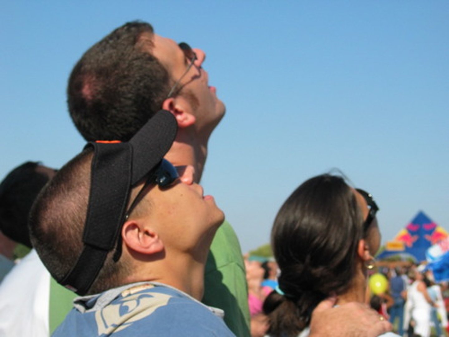 <p>erblicken, ansehen</p>