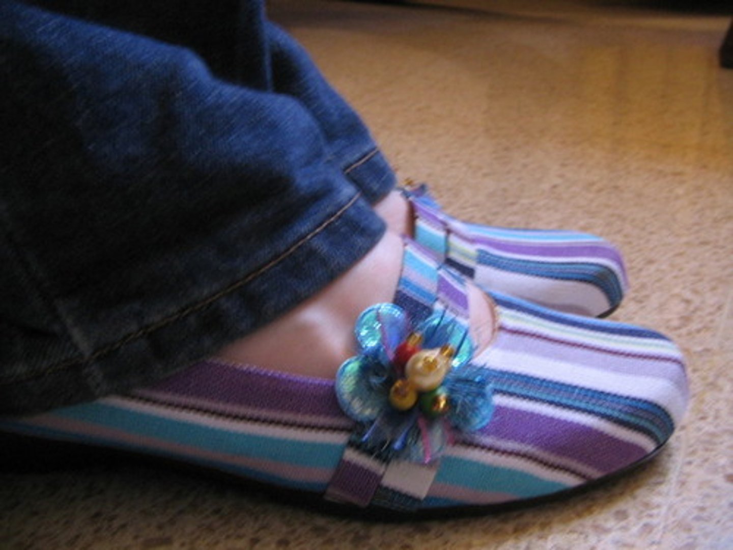 <p>these shoes (aquí)</p>
