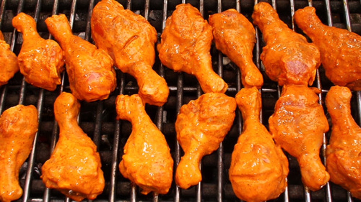 <p>noun [C] (FOOD)<br><br>/ˈdrʌm.stɪk/<br><br>the lower part of the leg of a chicken or similar bird eaten as food<br><br>đùi gà</p>