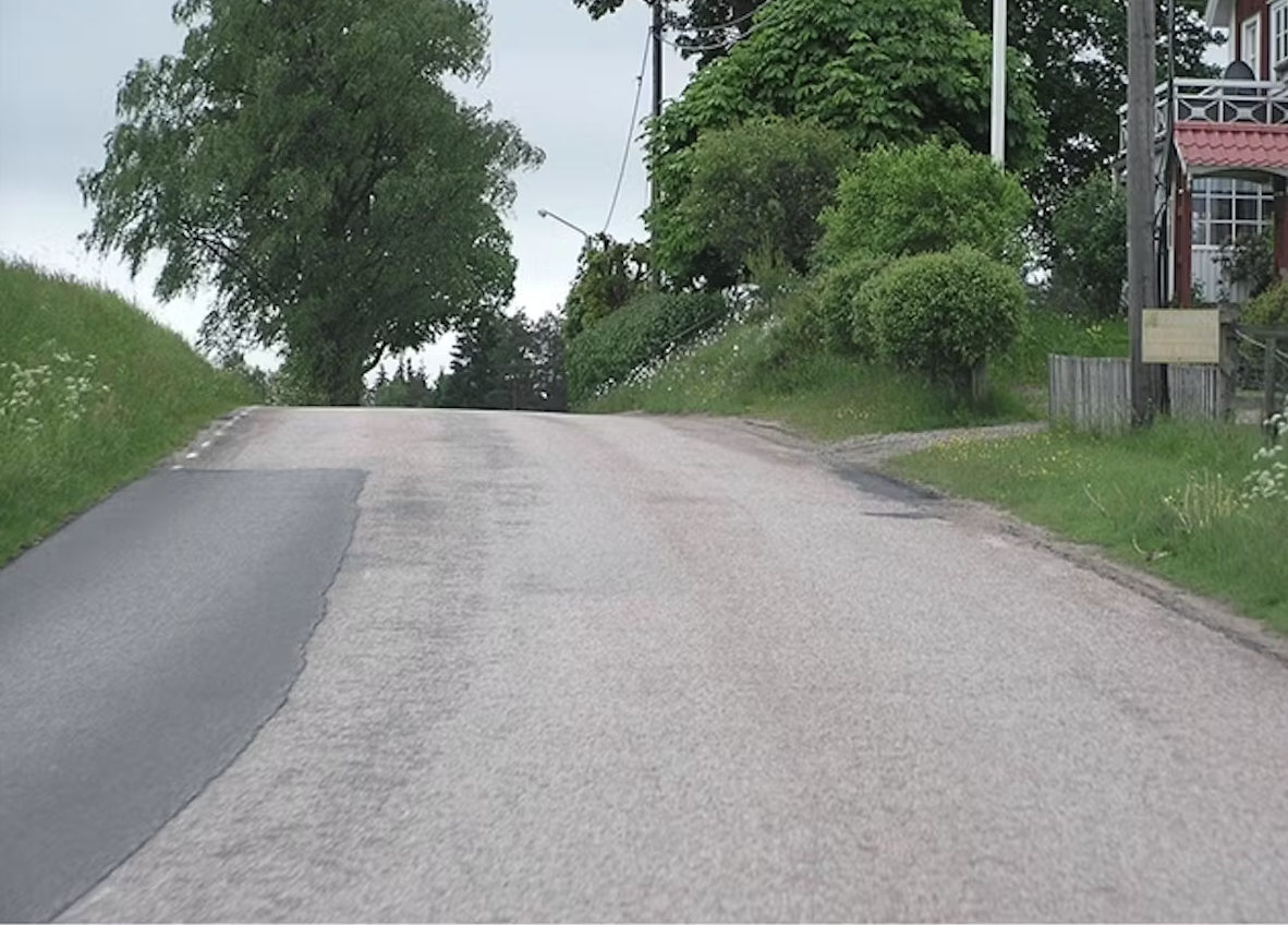 <p><span>Du vill stanna för att släppa av din passagerare här vid backkrönet. Vilket alternativ är rätt?</span></p>