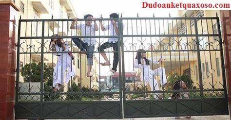 <p>(n) trốn học, nghỉ học không phép</p>