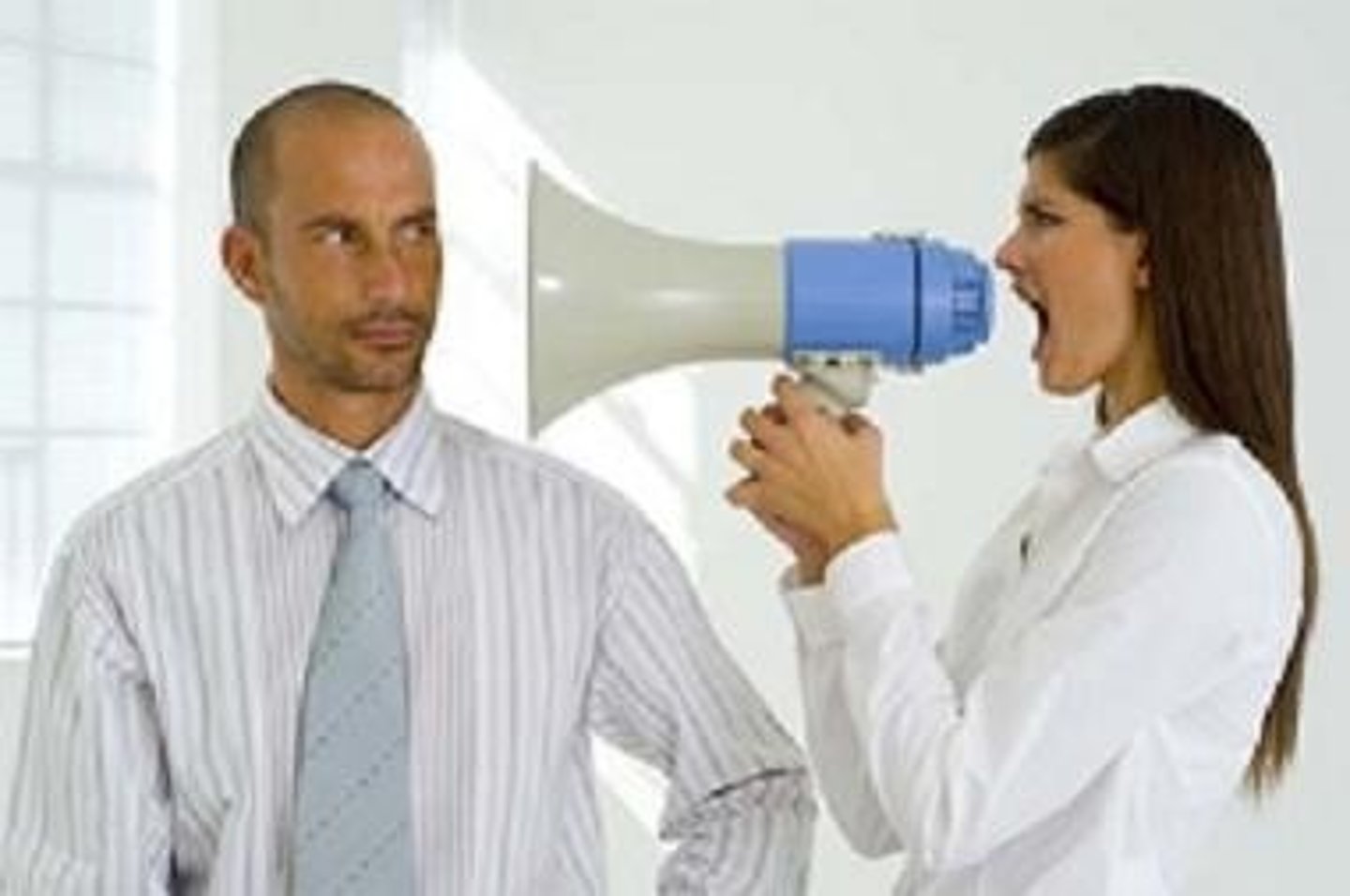 <p>làm phiền, quấy rầy</p>