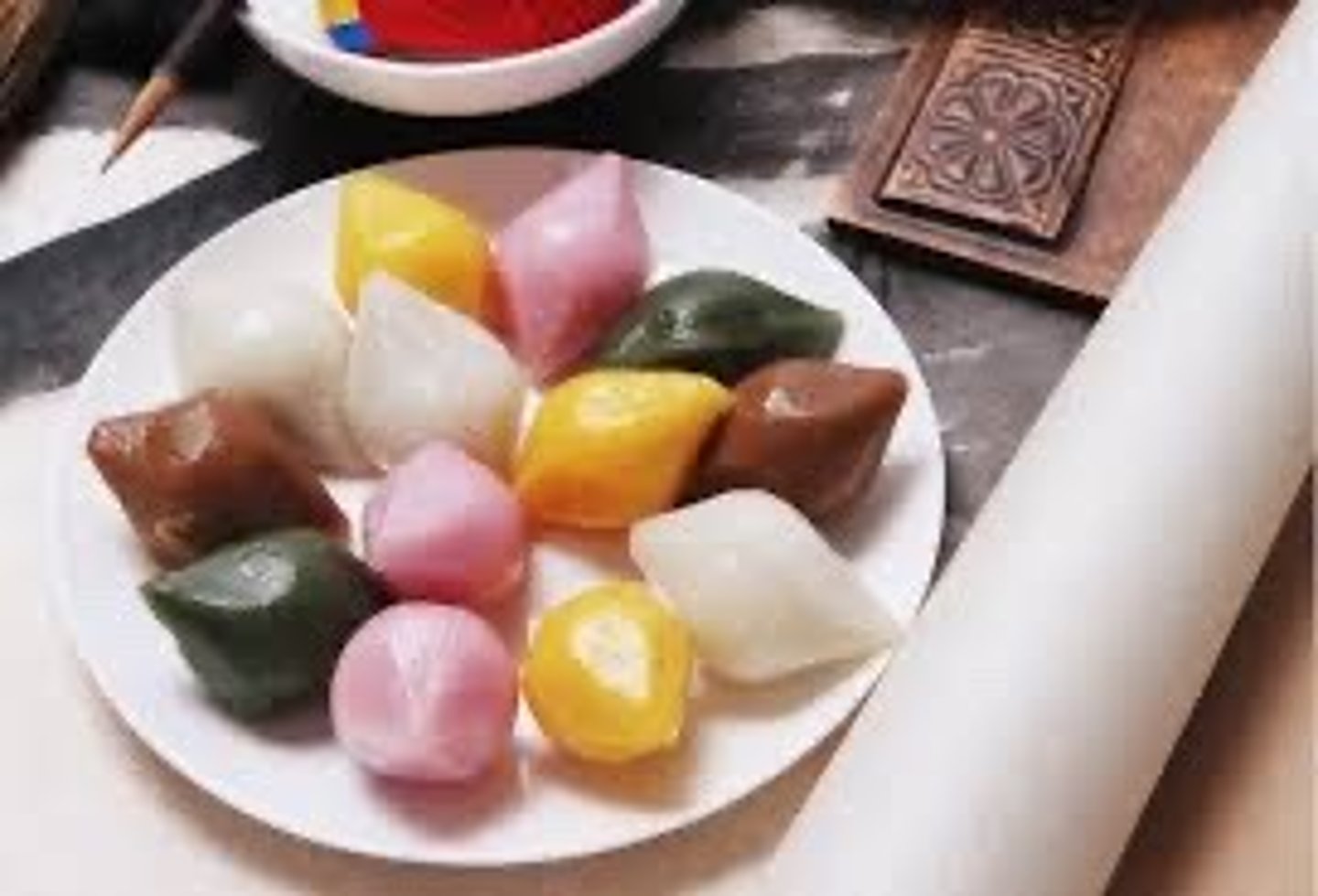 <p>(n): chiếc bánh gạo bán nguyệt</p>