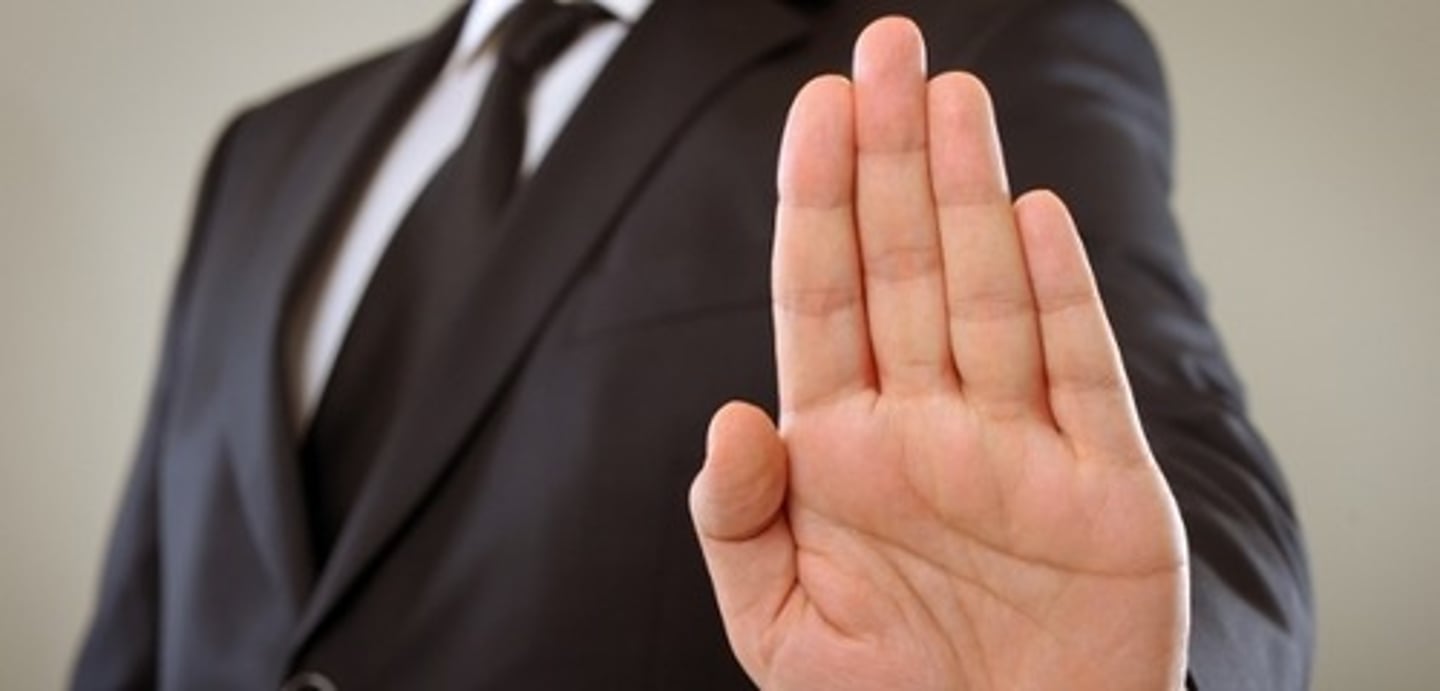 <p>ngăn chặn ai khỏi làm gì</p>