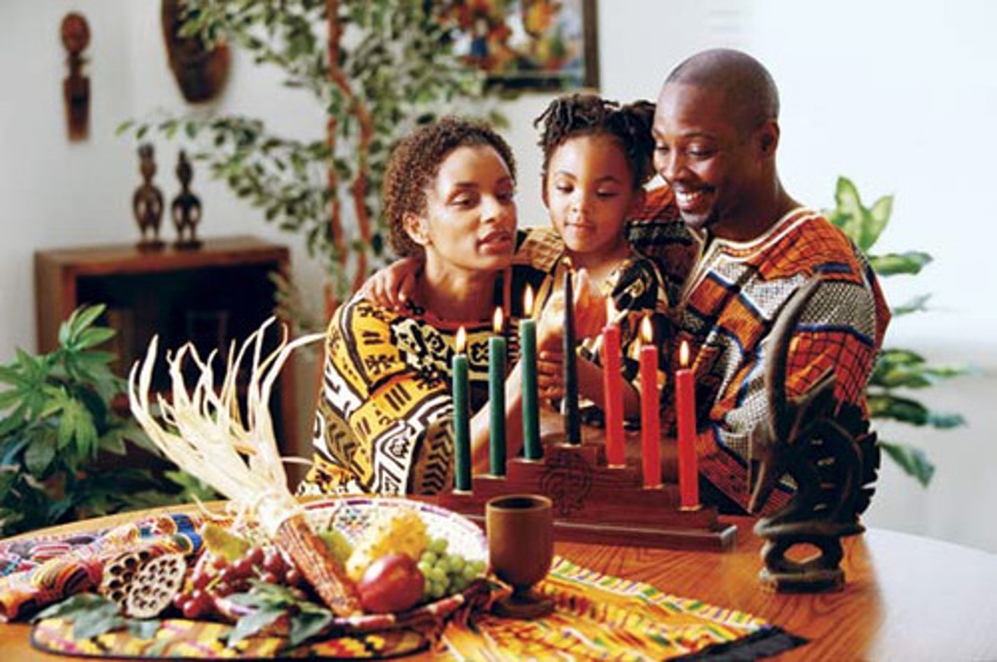<p>Es una fiesta seglar de la cultura afroamericana celebrada entre el 26 de diciembre y el 1 de enero. Se encienden una vela cada noche. (</p>