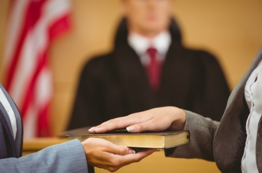 <p>A <strong>witness</strong> is a person who sees a crime.</p><p><span>|ˈwɪtnəs|</span></p><p>Свидетель</p>