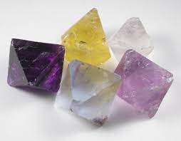<p>How do you tell the differnce between quartz and flourite?</p>