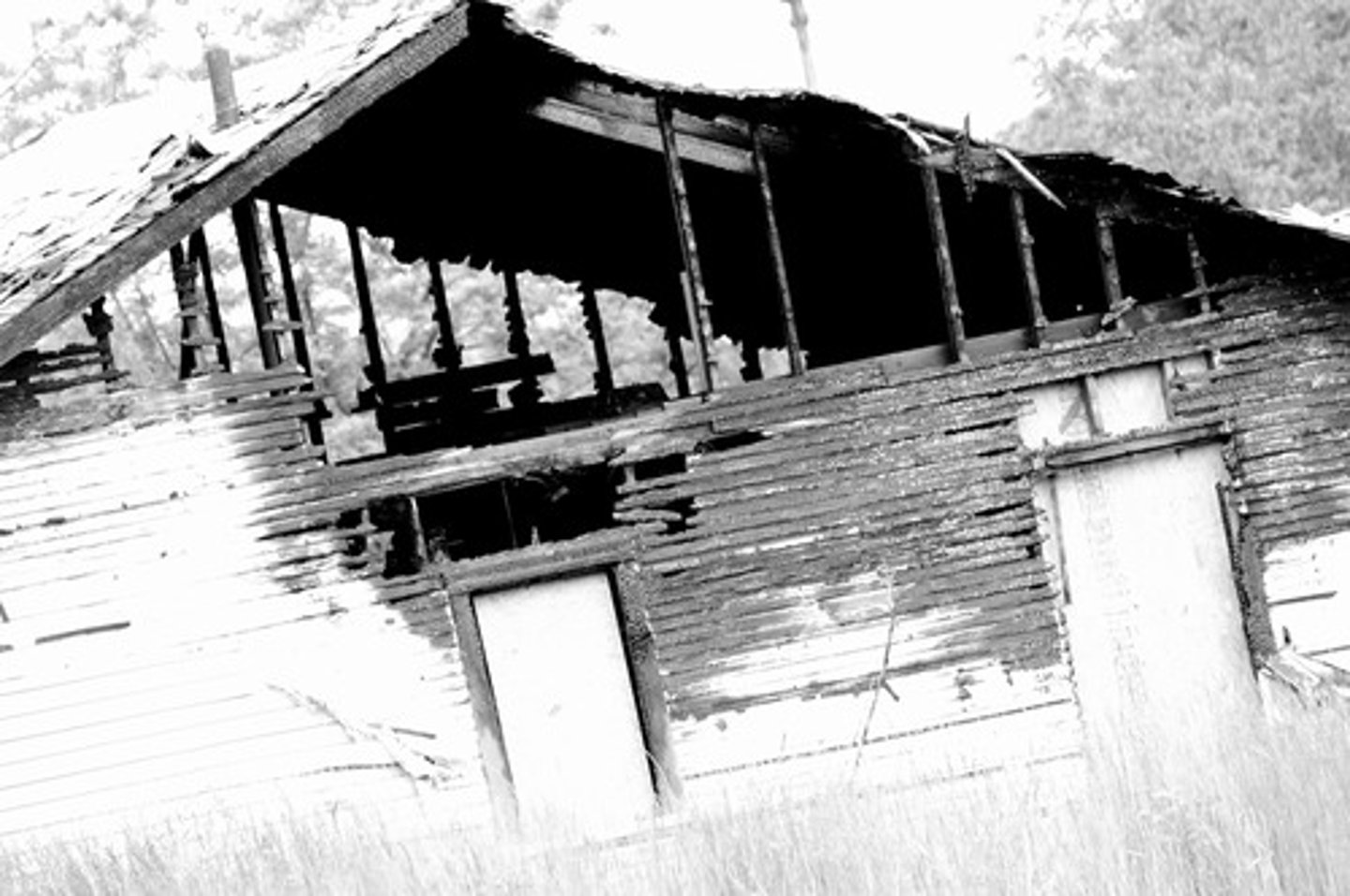 <p>không có người ở, bỏ không</p>