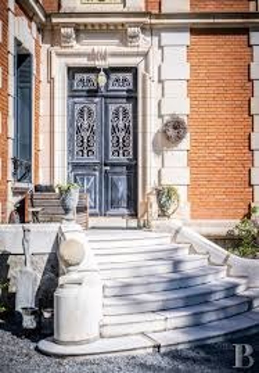 <p>? (outside steps, 010)</p>