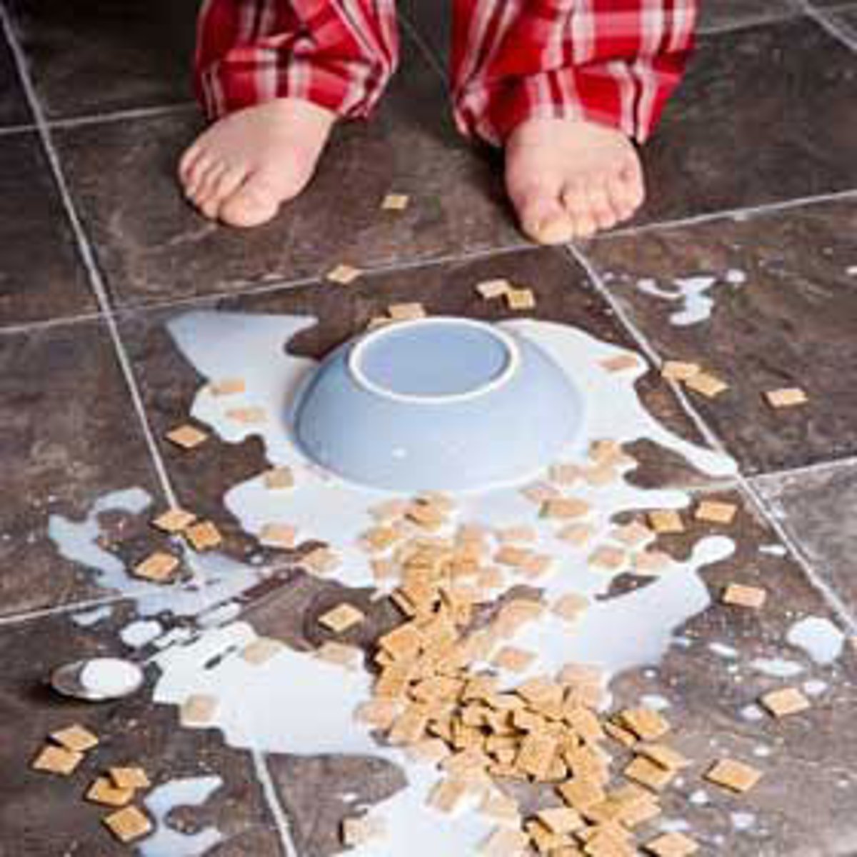 <p>to get (something) dirty</p>