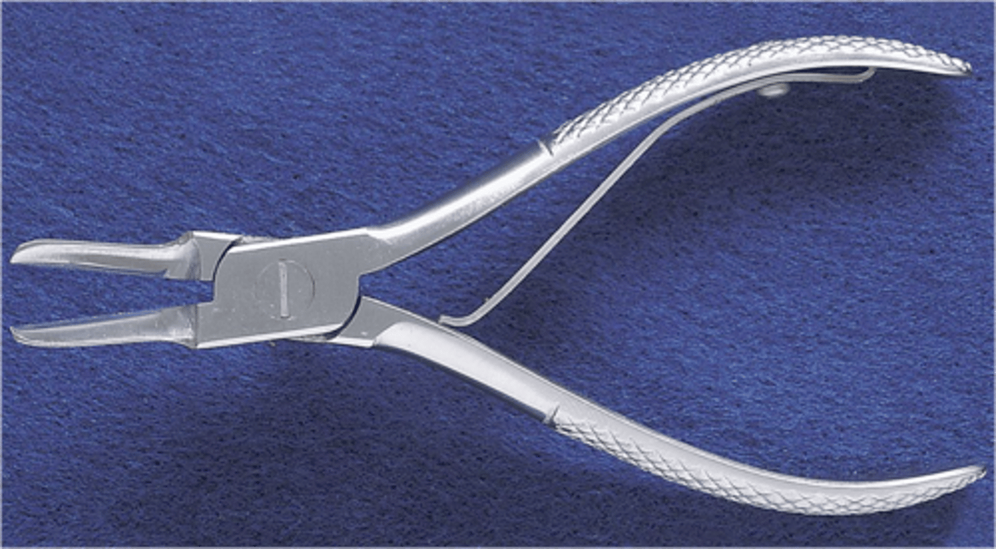 <p>To clip the wolf teeth of piglets.</p>