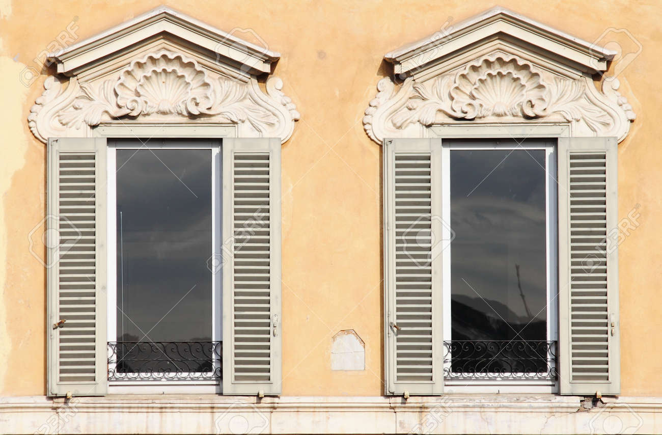 <p>Najczęściej kwadratowe w przeciwieństwie do ostrołuków z gotyku i polkolistych okien z Romanizmu</p>