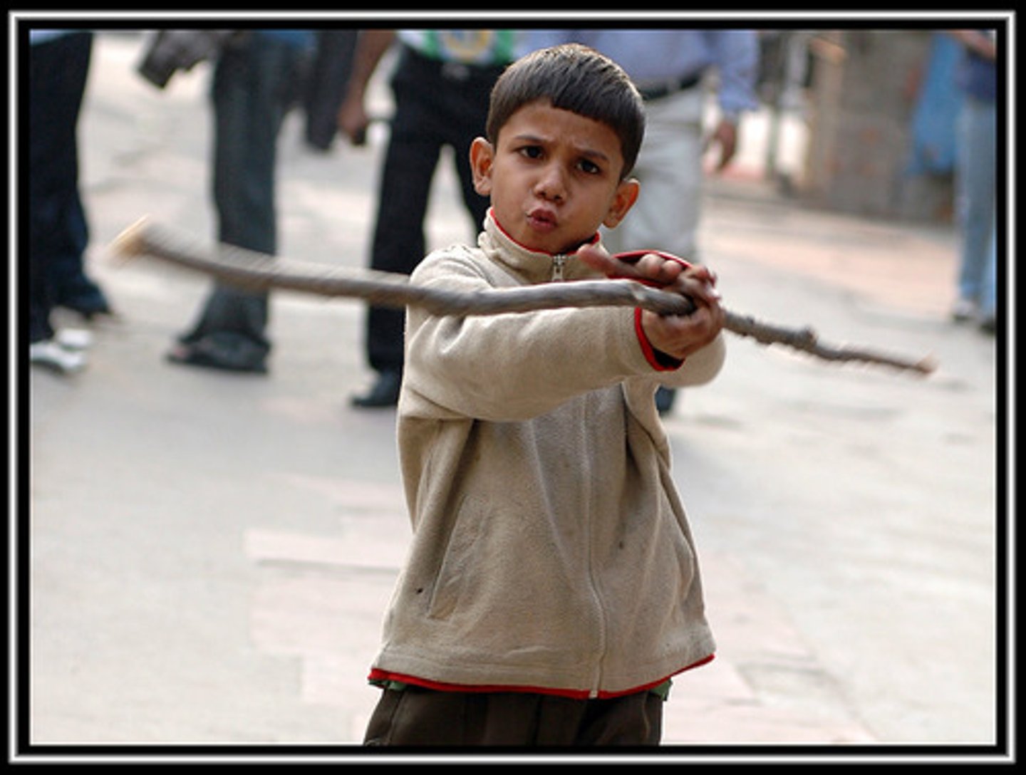 <p>vt. 使用,挥舞,运用</p>