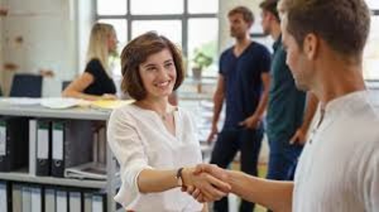 <p>входити в професійне життя</p>