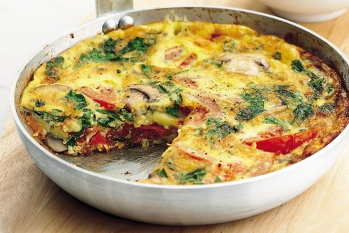 <p>An Italian-style omelet made with eggs, cheese, vegetables, and meat. (trứng chiên kiểu ý)</p>