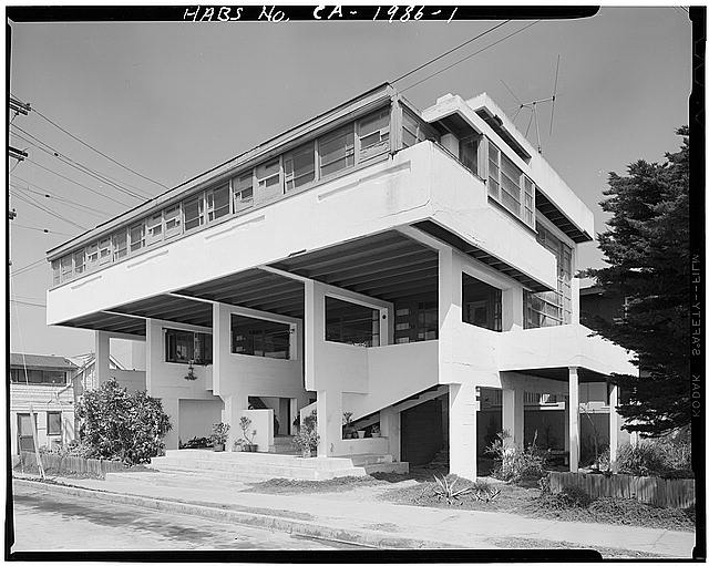 <p>has five points of new architecture including the supporting of ground level pilots, open floor plan, long horizontal windows; architects like le corbusier practiced in this style</p>