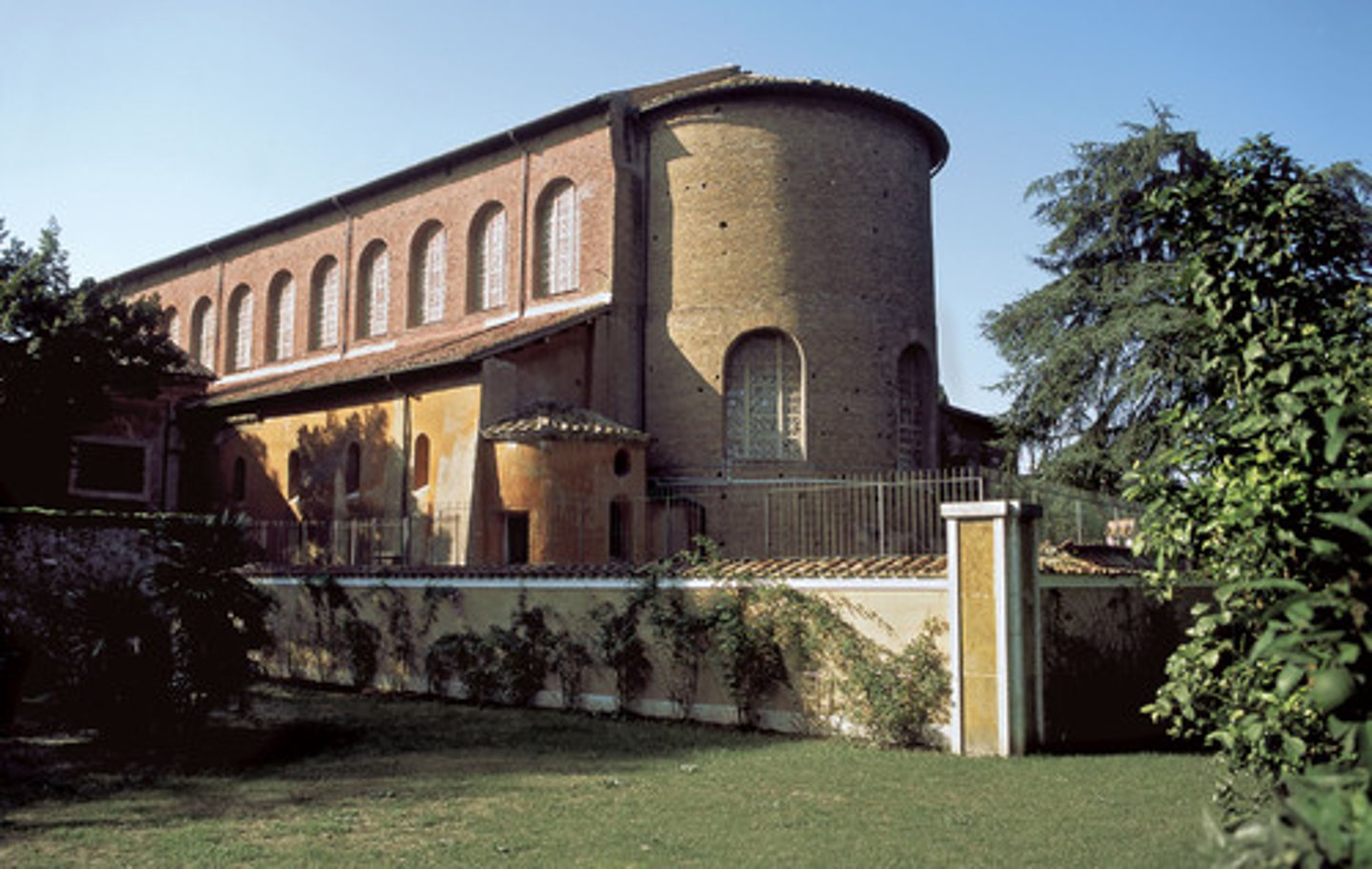 <p>Form:<br>-brick, stone, wooden roof<br>-2 levels: upper (windows), lower (arches/columns)<br>-spolia (reuse of architectual pieces from other buildings)<br>Content:<br>-apse: half dome in back that is decorated<br>-narthex: lobby<br>-nave: center aisle<br>-depiction of crucifix on doors<br>-3 aisled basilica<br>-columns from temple of juno in Rome (spolia)<br>Function:<br>-basilica- diverse building<br>-used aisle for law courts<br>-early Christian church<br>Context:<br>- Rome, Italy 422-432 CE<br>-Late Antique Europe</p>