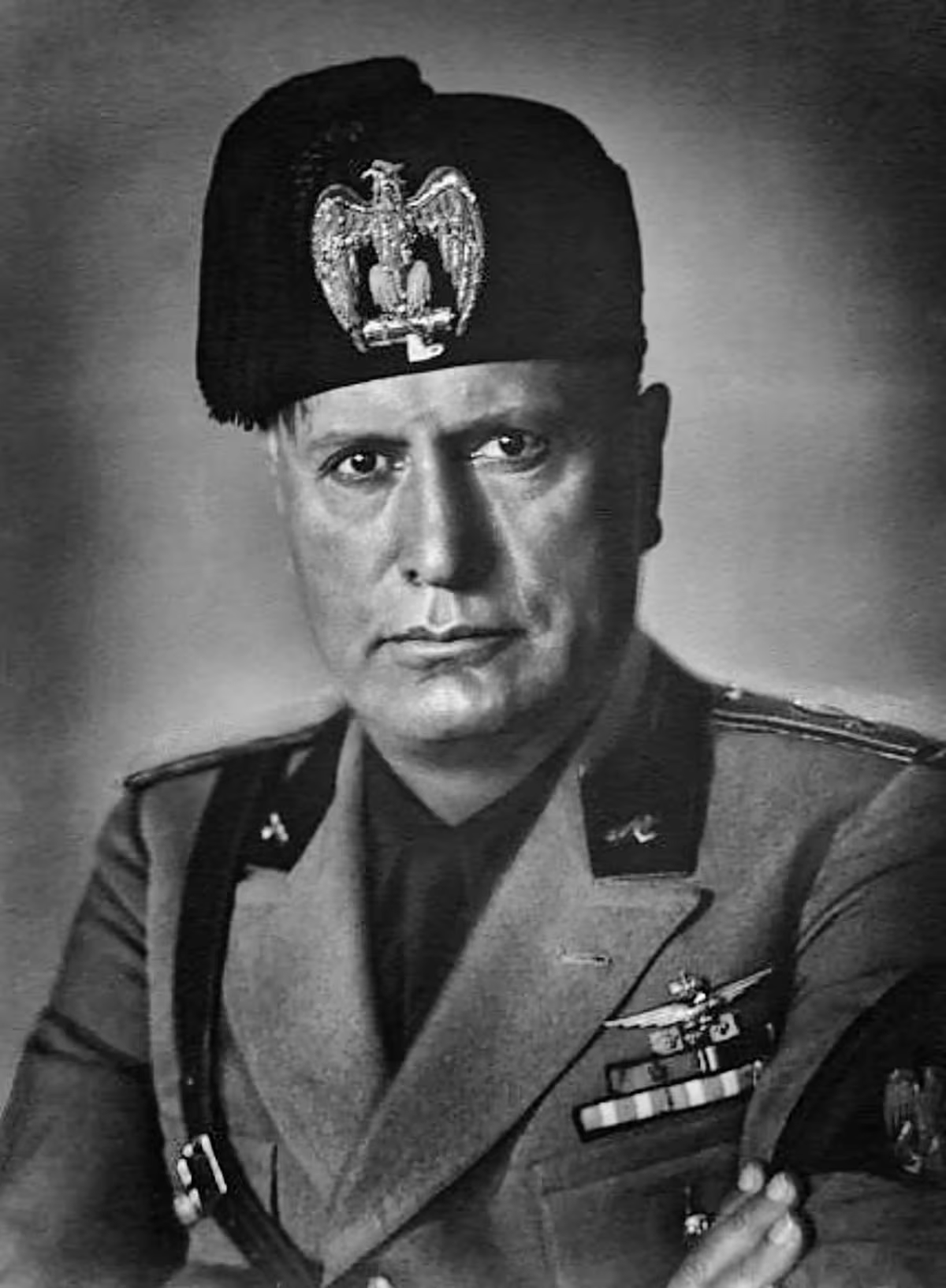 <p><span>Was de leider van Italië tussen 1922 en 1943. Onder zijn leiding werd in Italië een fascistische dictatuur gevestigd. Het fascisme werd in de jaren 1930 erg populair, bij mensen die de democratie wantrouwden en hoopten op een sterke leider.</span></p>
