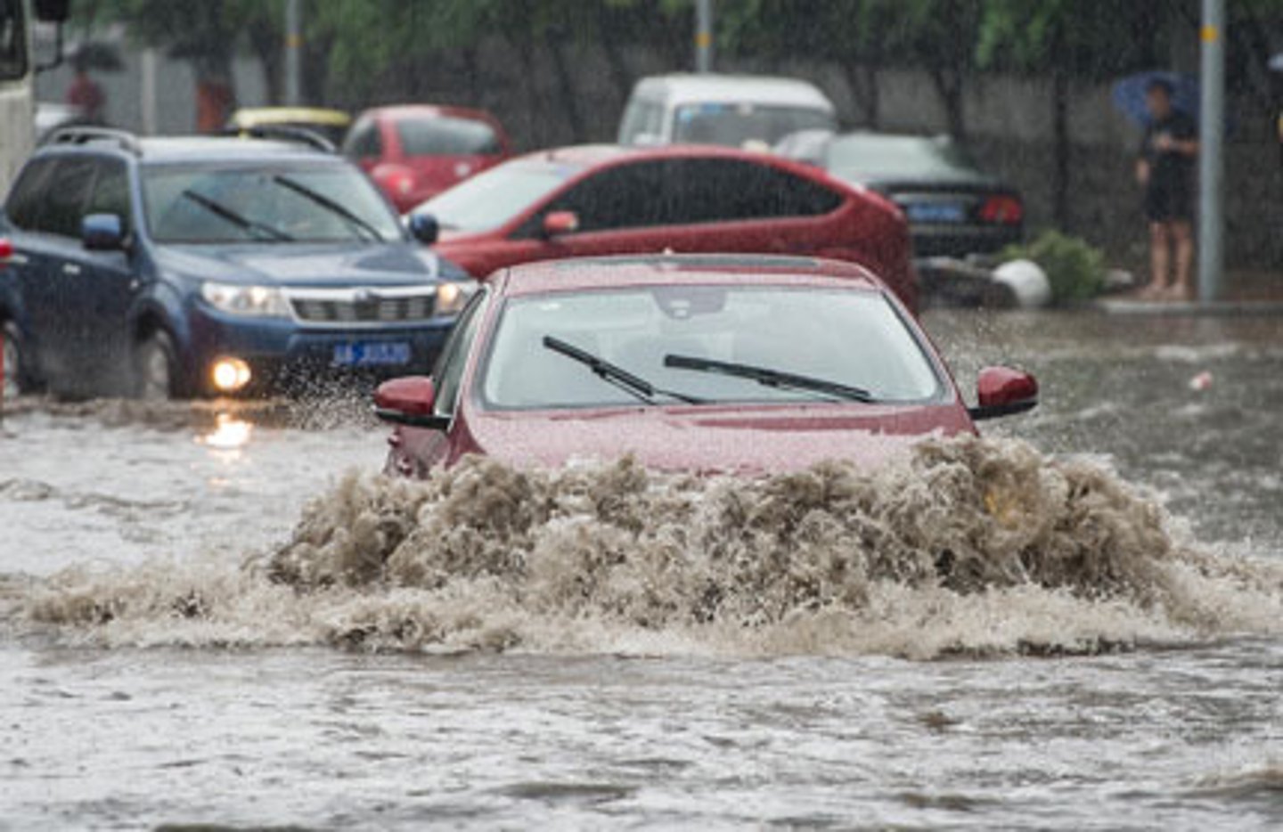 <p>to flood an area with water (nhấn chìm)</p>