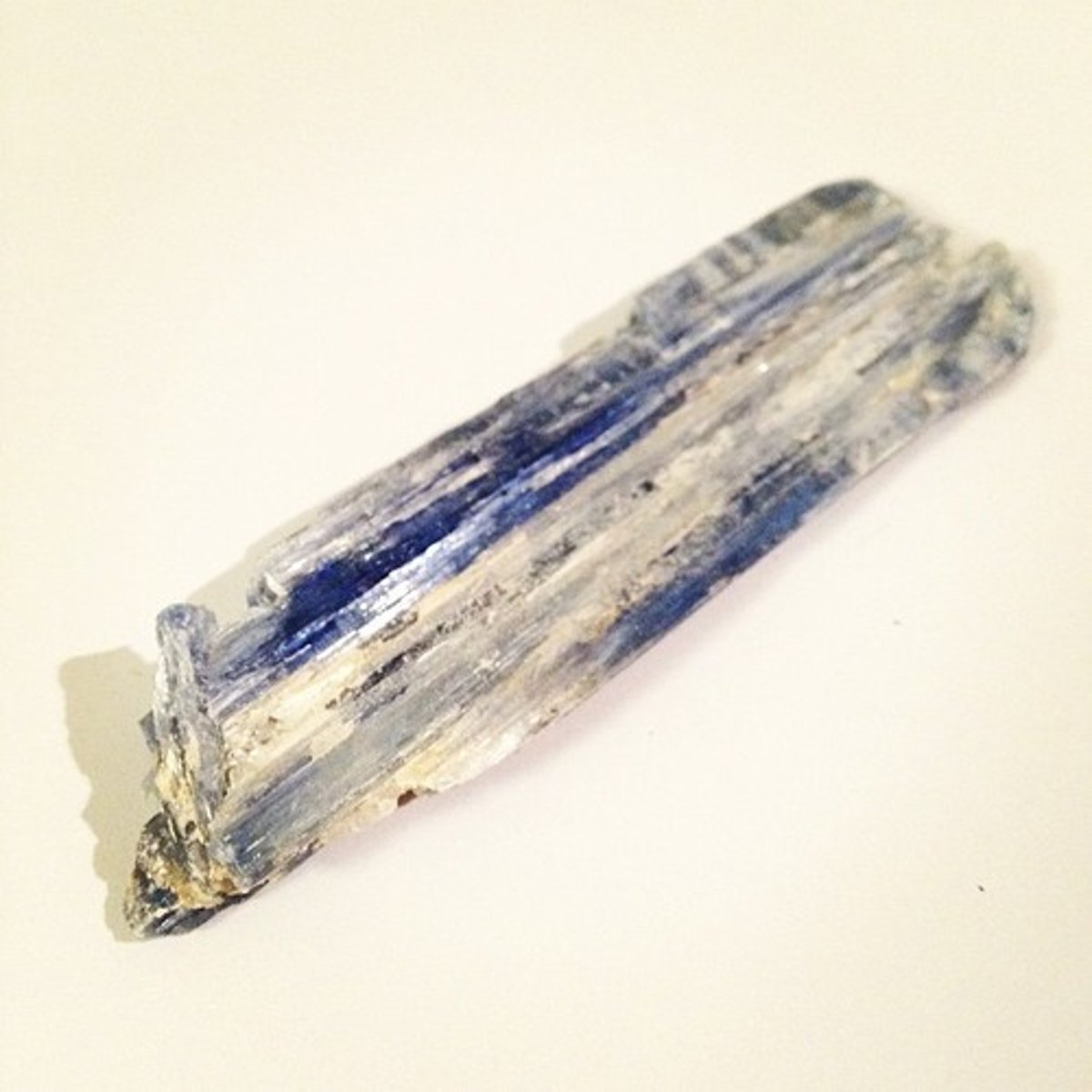 <p>foliate texture, translucent, one cleavage, hardness&gt; 6.5</p>