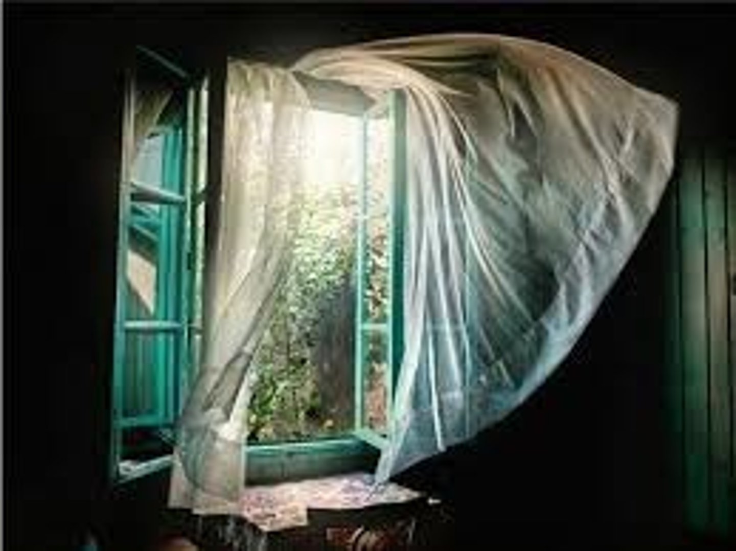 <p>describes a place, especially a room, that has currents of unpleasantly cold air blowing through it: có gió lùa</p><p>ex: the windows don't fit very well, it makes the room awfully.</p>