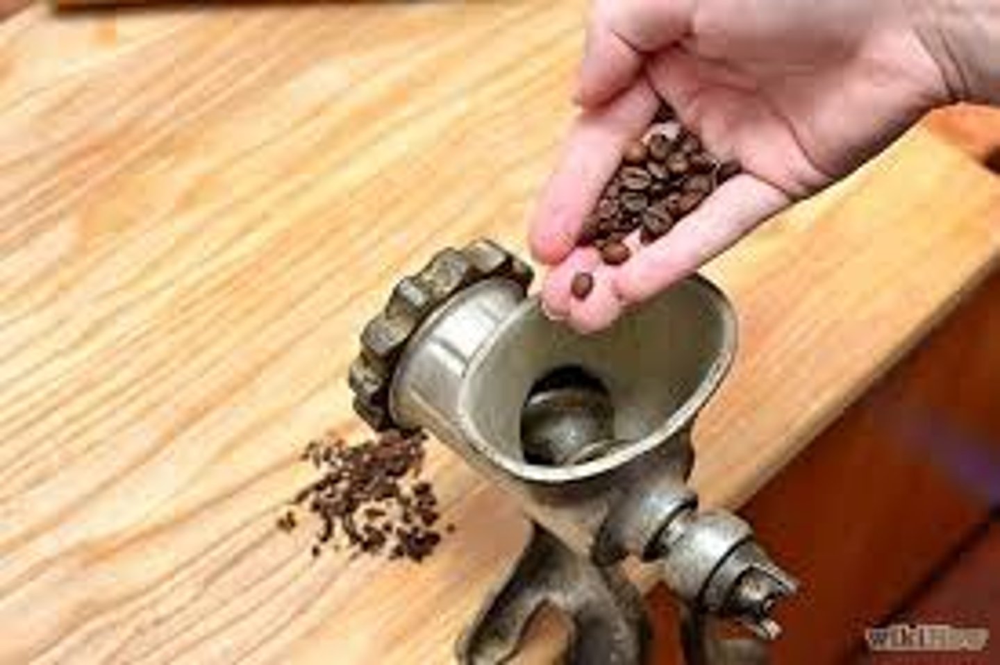 <p>to grind, to mill, to crush</p>