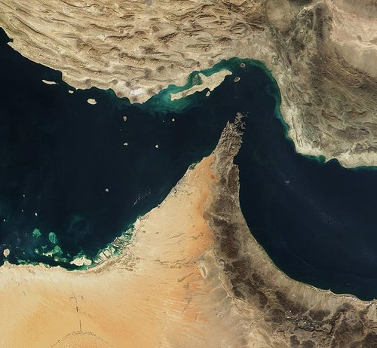 <p>A narrow stretch of water connecting two large bodies of water 🔵</p>