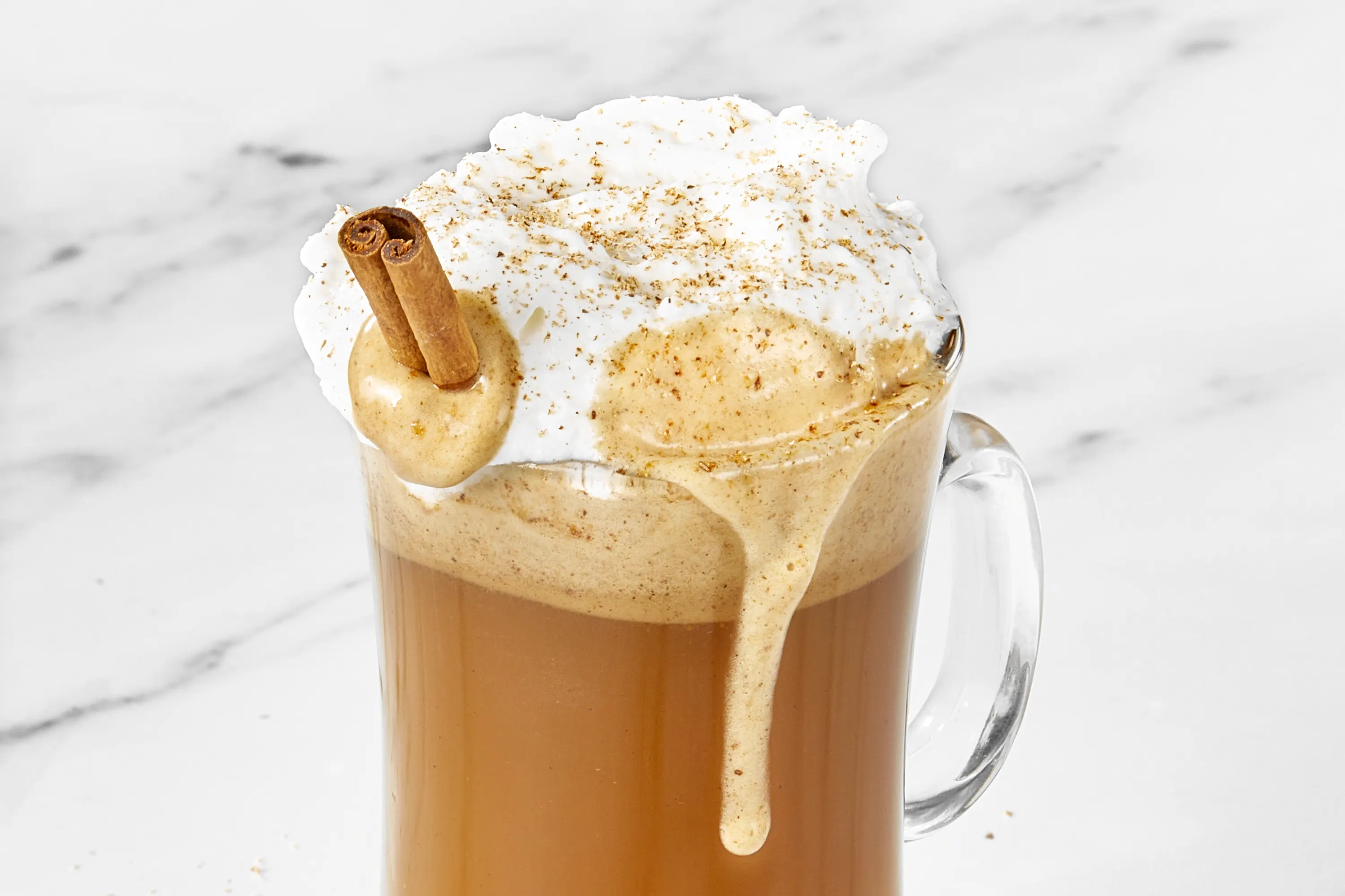 <p>hot, 2 oz dark rum, 1 oz of unsalted butter, 0.5 oz caramel syrup, 0.5 oz honey syrup, pinch of ground nutmeg, top with hot water, garnish with lemon slice and cinnamon stick, served in a Toddy glass</p>