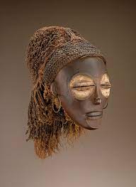 <p>(Female Pwo mask) How does the mask depict cultural artistic traditions?</p>