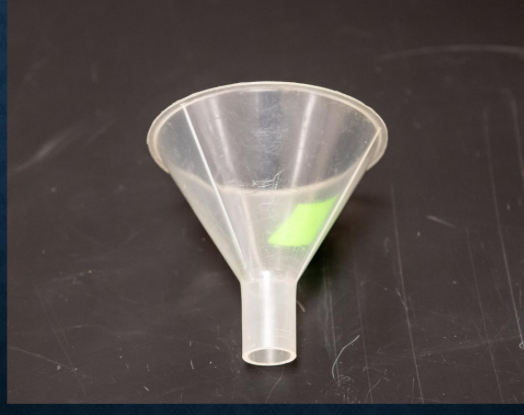 <p>A funnel designed for transferring powdery substances.</p>