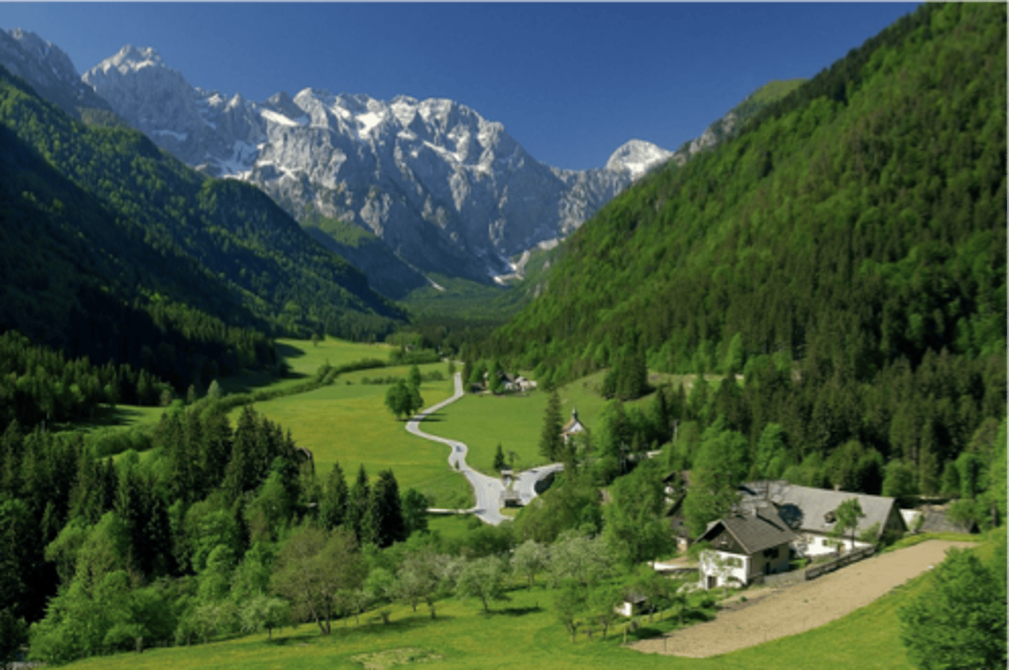 <p>thung lũng</p><p>eg: The valley was green and fertile. (Thung lũng xanh tươi và màu mỡ.)</p>