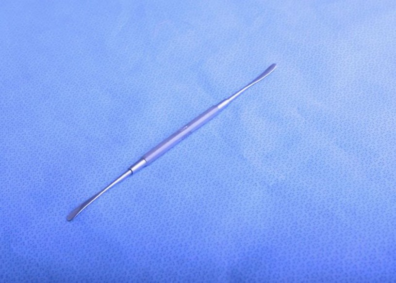 <p>free tissue, retract tissue to gain better surgical site exposure, one end is shape and one is dull, surgeon may ask for a specific end </p>