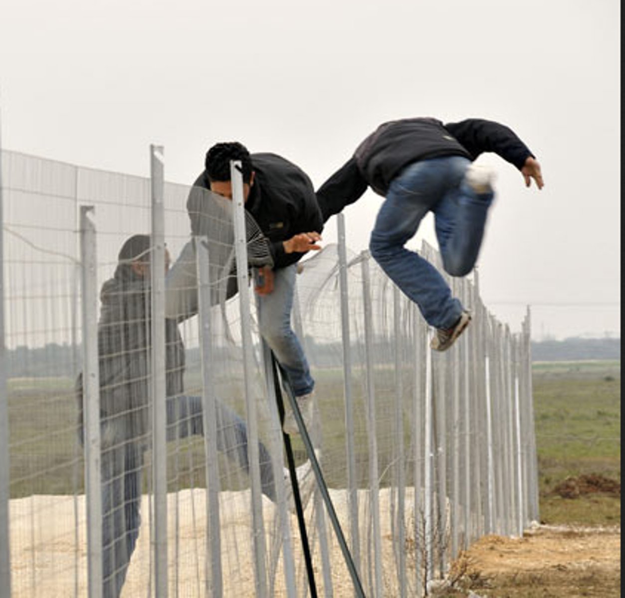 <p>to escape, to run away</p>