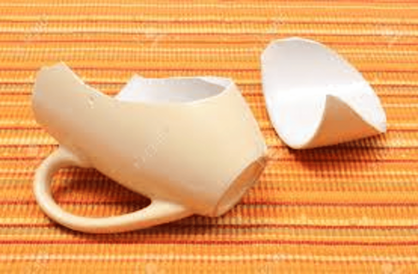 <p>bị vỡ</p><p>đĩa bị vỡ</p><p>gãy làm đôi</p>