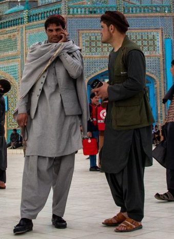 <ul><li><p>ensemble of pants and a tunic</p></li><li><p>usually worn by Indian men</p></li></ul><p></p>