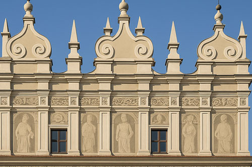 <p>Przedłużenie ściany budowli, ślepa (bez prześwitów), dekoracyjna, zasłaniająca dach.</p>