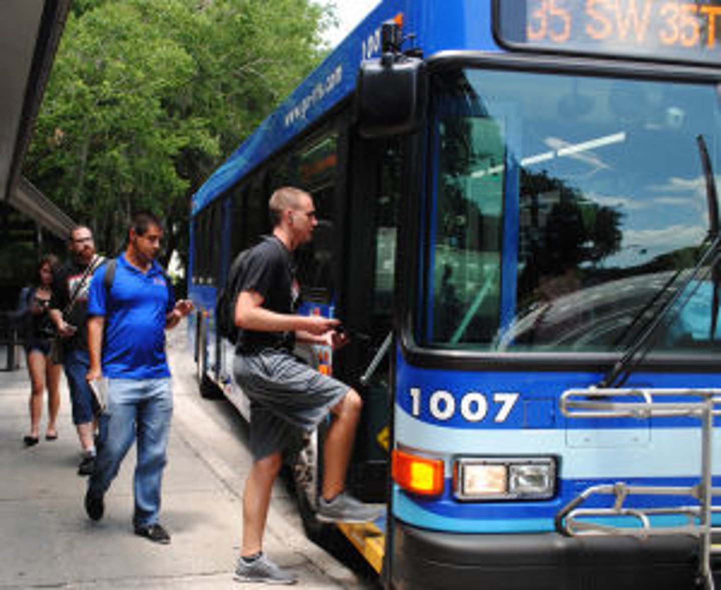 <p>to take a bus</p>