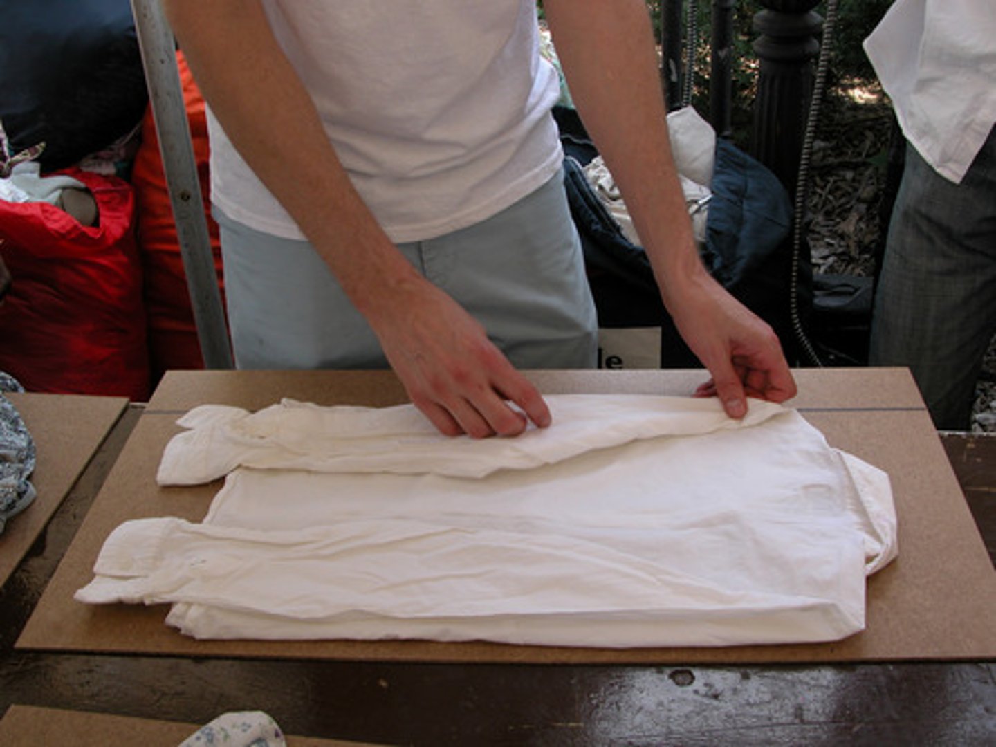 <p>to fold the clothes</p>