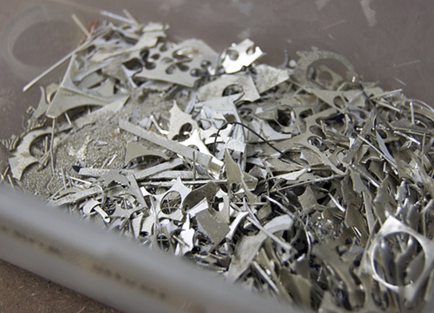 <p>n.碎片；废料</p><p>vt.废弃</p>